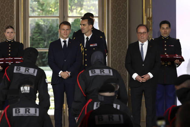 Decoration Ceremony For The Police Forces Who Intervened At The Bataclan - Paris France s President, Emmanuel Macron decorates police officers after awarding them during a ceremony to honour the police officers who intervened in the Bataclan concert hall on November 13, 2015 s attacks, at the Elysee Palace in Paris, on April 21, 2026. ? Stephane Lemouton SIPA LEMOUTONSTEPHANE_260421A046 Credit:Stephane Lemouton SIPA 2604211425 Photo by Stephane Lemouton Pool ABACAPRESS.COM Paris France Copyright: xLemoutonxStephane Pool ABACAx