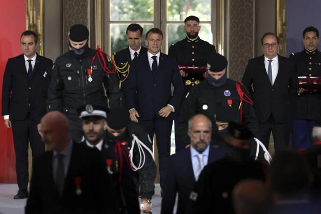 Decoration Ceremony For The Police Forces Who Intervened At The Bataclan - Paris France s President, Emmanuel Macron decorates police officers after awarding them during a ceremony to honour the police officers who intervened in the Bataclan concert hall on November 13, 2015 s attacks, at the Elysee Palace in Paris, on April 21, 2026. ? Stephane Lemouton SIPA LEMOUTONSTEPHANE_260421A049 Credit:Stephane Lemouton SIPA 2604211425 Photo by Stephane Lemouton Pool ABACAPRESS.COM Paris France Copyright: xLemoutonxStephane Pool ABACAx