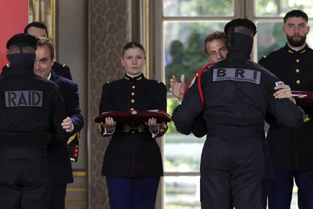 Decoration Ceremony For The Police Forces Who Intervened At The Bataclan - Paris France s President, Emmanuel Macron decorates police officers after awarding them during a ceremony to honour the police officers who intervened in the Bataclan concert hall on November 13, 2015 s attacks, at the Elysee Palace in Paris, on April 21, 2026. ? Stephane Lemouton SIPA LEMOUTONSTEPHANE_260421A050 Credit:Stephane Lemouton SIPA 2604211425 Photo by Stephane Lemouton Pool ABACAPRESS.COM Paris France Copyright: xLemoutonxStephane Pool ABACAx