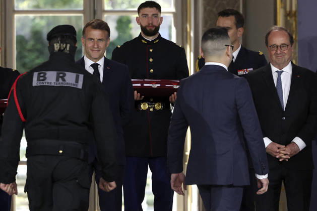 Decoration Ceremony For The Police Forces Who Intervened At The Bataclan - Paris France s President, Emmanuel Macron decorates police officers after awarding them during a ceremony to honour the police officers who intervened in the Bataclan concert hall on November 13, 2015 s attacks, at the Elysee Palace in Paris, on April 21, 2026. ? Stephane Lemouton SIPA LEMOUTONSTEPHANE_260421A051 Credit:Stephane Lemouton SIPA 2604211425 Photo by Stephane Lemouton Pool ABACAPRESS.COM Paris France Copyright: xLemoutonxStephane Pool ABACAx
