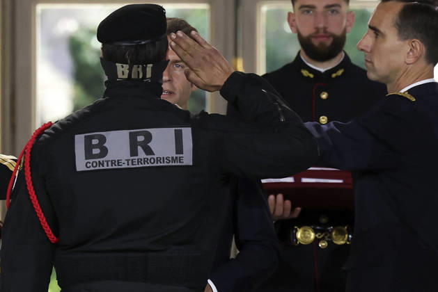 Decoration Ceremony For The Police Forces Who Intervened At The Bataclan - Paris France s President, Emmanuel Macron decorates police officers after awarding them during a ceremony to honour the police officers who intervened in the Bataclan concert hall on November 13, 2015 s attacks, at the Elysee Palace in Paris, on April 21, 2026. ? Stephane Lemouton SIPA LEMOUTONSTEPHANE_260421A052 Credit:Stephane Lemouton SIPA 2604211425 Photo by Stephane Lemouton Pool ABACAPRESS.COM Paris France  Copyright: xLemoutonxStephane Pool ABACAx