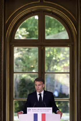 Emmanuel Macron, président de la République Française Cérémonie de remise de décorations collectives aux forces de police intervenues au Bataclan lors des attentats du 13 novembre 2015, au palais de lÉlysée à Paris, le 21 avril 2026 France s President, Emmanuel Macron delivers a speech during a ceremony for awarding collective decorations to the police forces who intervened at the Bataclan during the attacks on November 13, 2015, at the Elysee Presidential palace, in Paris, on April, 21, 2026 Paris France Copyright: xStà phanexLemoutonx xPoolx xBestimagexStà phanexLemoutonx xPoolx xBestimagex