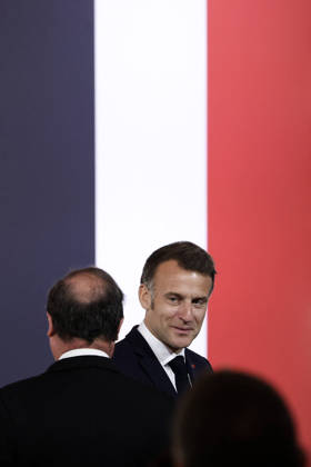 Emmanuel Macron, Président de la République Française, François Hollande Ceremony for awarding collective decorations to the police forces who intervened at the Bataclan during the attacks on November 13, 2015, at the Elysee Palace in Paris, April 21, 2026 France s President, Emmanuel Macron shakes hands with France s former President Francois Hollande before a ceremony for awarding collective decorations to the police forces who intervened at the Bataclan during the attacks on November 13, 2015, at the Elysee Presidential palace, in Paris, on April, 21, 2026 Paris France Copyright: xStà phanexLemoutonx xPoolx xBestimagexStà phanexLemoutonx xPoolx xBestimagex