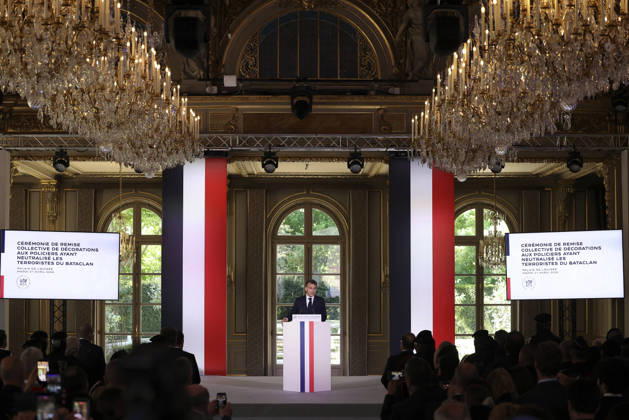 Emmanuel Macron, président de la République Française Cérémonie de remise de décorations collectives aux forces de police intervenues au Bataclan lors des attentats du 13 novembre 2015, au palais de lÉlysée à Paris, le 21 avril 2026 France s President, Emmanuel Macron delivers a speech during a ceremony for awarding collective decorations to the police forces who intervened at the Bataclan during the attacks on November 13, 2015, at the Elysee Presidential palace, in Paris, on April, 21, 2026 Paris France Copyright: xStà phanexLemoutonx xPoolx xBestimagexStà phanexLemoutonx xPoolx xBestimagex