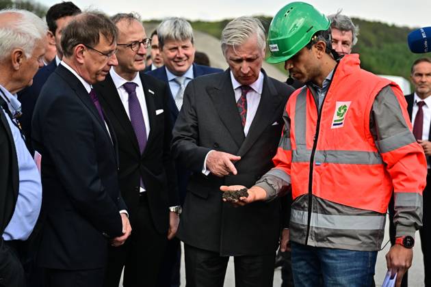 King Philippe - Filip of Belgium pictured during a royal visit at DEME environment in Farciennes on circular economy, recycling and the availability of land, Tuesday 21 April 2026. Belgian king is on a two-day interregional business visit to Flanders and Wallonia, organized with the Flemish andWalloon business networks VOKA and AKT, with 40 business leaders from both regions.  DIRKxWAEM 171555135