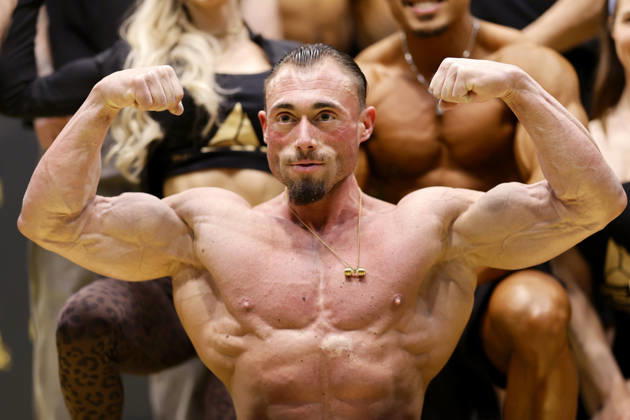 Bodybuilder Chris Baumann am Stand von PEAK auf der Internationalen Leitmesse für Fitness, Wellness und Gesundheit, sowie Bodybuilding, Kraftsport und Kampfsport FIBO 2026 in der Koelnmesse. Köln, 19.04.2026 NRW Deutschland Copyright: xChristophxHardtx