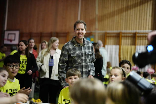 Former Formula 1 World Champion Sebastian Vettel visits Lilla Samskolan, where students demonstrate their environmental work, while in Gothenburg to receive The Perfect World Foundation Award in Gothenburg, Sweden, on April 20, 2026 GÖTEBORG SWEDEN x9200x Copyright: xBjörnxLarssonxRosvall TTx SEBASTIAN VETTEL c_-g1nlQrbM