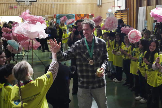 Former Formula 1 World Champion Sebastian Vettel visits Lilla Samskolan, where students demonstrate their environmental work, while in Gothenburg to receive The Perfect World Foundation Award in Gothenburg, Sweden, on April 20, 2026 GÖTEBORG SWEDEN x9200x Copyright: xBjörnxLarssonxRosvall TTx SEBASTIAN VETTEL EwtBLPrXFd8
