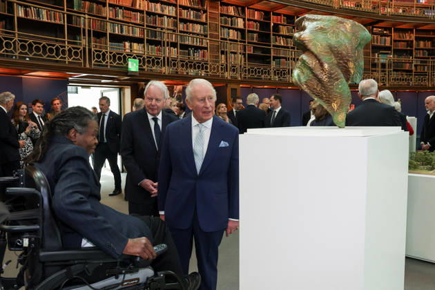 Britain s King Charles and Queen Camilla visit the British Museum on the 100th anniversary of Queen Elizabeth s birth in London, UK, 21 April 2026 Sculptor Yinka Shonibare shows his scaled model of The Commonwealth Wind Sculpture , which will form part of the Queen Elizabeth Memorial, to Britain s King Charles at the British Museum, on the 100th anniversary of the late queen s birth, in London, Britain, April 21, 2026., Credit:Toby Melville Avalon United Kingdom, London Copyright: xTobyxMelvillex xAvalonx 1093327541