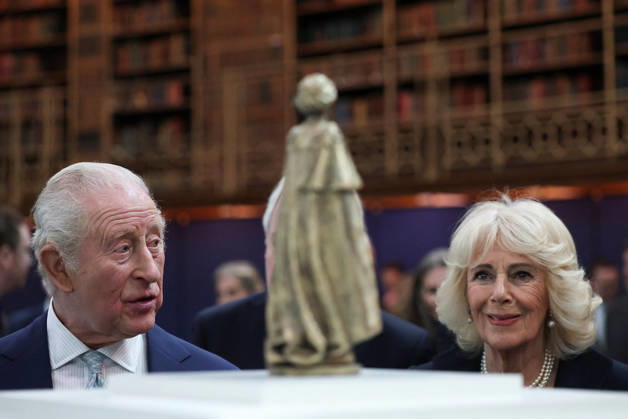 Britain s King Charles and Queen Camilla visit the British Museum on the 100th anniversary of Queen Elizabeth s birth in London, UK, 21 April 2026 Britain s King Charles and Queen Camilla stand in front of the scaled model of a sculpture by Martin Jennings, depicting Queen Elizabeth, during a visit to the British Museum held to view the final design for the Queen Elizabeth Memorial, on the 100th anniversary of the late queen s birth, in London, Britain, April 21, 2026., Credit:Toby Melville Avalon United Kingdom, London Copyright: xTobyxMelvillex xAvalonx 1093327555