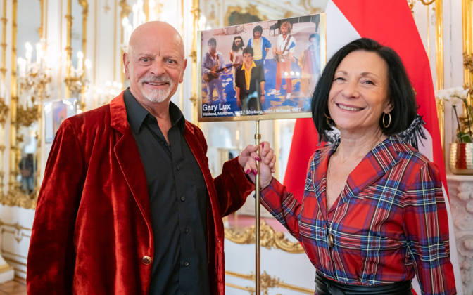 20260421 BP Van der Bellen trifft Oesterreichs ESC-Teilnehmerinnen und Teilnehmer WIEN, OESTERREICH - 21. APRIL: Saenger, Komponist, Musikproduzent und mehrfacher Eurovision-Song-Contest Teilnehmer Gary Lux mit seiner Lebensgefaehrtin Saengerin und Texterin Sissi Gottsbachner waehrend des Empfangs Oesterreichs ESC-Teilnehmerinnen und -Teilnehmer aus den vergangenen Jahrzehnten anlaesslich des 70. Eurovision Song Contest vom 12. bis zum 16. Mai 2026 in Wien im Maria Theresien-Zimmer in der Wiener Hofburg am 21. April 2026 in Wien, Oesterreich. 260421_SEPA_17_004 Copyright: xIsabellexOuvrardx SEPAxMedia
