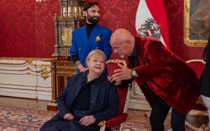 20260421 BP Van der Bellen trifft Oesterreichs ESC-Teilnehmerinnen und Teilnehmer WIEN, OESTERREICH - 21. APRIL: Musiker, Saenger, Schauspieler und Eurovision-Song-Contest 2014 Gewinner Thomas -Tom- Neuwirth alias Conchita Wurst, Saengerin, Begruenderin des Austropop, Schauspielerin und Eurovision-Song-Contest Teilnehmerin Marianne Mendt und Saenger, Komponist, Musikproduzent und mehrfacher Eurovision-Song-Contest Teilnehmer Gary Lux waehrend des Empfangs Oesterreichs ESC-Teilnehmerinnen und -Teilnehmer aus den vergangenen Jahrzehnten anlaesslich des 70. Eurovision Song Contest vom 12. bis zum 16. Mai 2026 in Wien im Maria Theresien-Zimmer in der Wiener Hofburg am 21. April 2026 in Wien, Oesterreich. 260421_SEPA_17_022 Copyright: xIsabellexOuvrardx SEPAxMedia