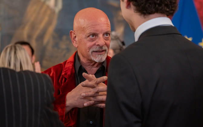 20260421 BP Van der Bellen trifft Oesterreichs ESC-Teilnehmerinnen und Teilnehmer WIEN, OESTERREICH - 21. APRIL: Saenger, Komponist, Musikproduzent und mehrfacher Eurovision-Song-Contest Teilnehmer Gary Lux waehrend des Empfangs Oesterreichs ESC-Teilnehmerinnen und -Teilnehmer aus den vergangenen Jahrzehnten anlaesslich des 70. Eurovision Song Contest vom 12. bis zum 16. Mai 2026 in Wien im Maria Theresien-Zimmer in der Wiener Hofburg am 21. April 2026 in Wien, Oesterreich. 260421_SEPA_17_028 Copyright: xIsabellexOuvrardx SEPAxMedia