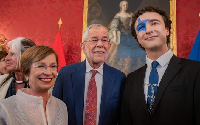 20260421 BP Van der Bellen trifft Oesterreichs ESC-Teilnehmerinnen und Teilnehmer WIEN, OESTERREICH - 21. APRIL: Ehemalige Geschaeftsfuehrerin des Parlamentsklubs Die Gruenen und Unternehmensberaterin First Lady Doris Maria Schmidauer, Bundespraesident der Republik Oesterreich Alexander -Sascha- Van der Bellen und Songwriter, Saenger und Eurovision-Song-Contest 2026 Teilnehmer mit dem Song -Tanzschein- Benjamin Gedeon alias Cosmo waehrend des Empfangs Oesterreichs ESC-Teilnehmerinnen und -Teilnehmer aus den vergangenen Jahrzehnten anlaesslich des 70. Eurovision Song Contest vom 12. bis zum 16. Mai 2026 in Wien im Maria Theresien-Zimmer in der Wiener Hofburg am 21. April 2026 in Wien, Oesterreich. 260421_SEPA_17_048 Copyright: xIsabellexOuvrardx SEPAxMedia