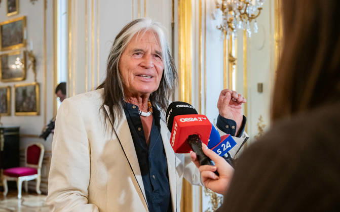20260421 BP Van der Bellen trifft Oesterreichs ESC-Teilnehmerinnen und Teilnehmer WIEN, OESTERREICH - 21. APRIL: Pop-Duo Waterloo und Robinson Saenger und Eurovision-Song-Contest Teilnehmer Hans Kreuzmayr waehrend des Empfangs Oesterreichs ESC-Teilnehmerinnen und -Teilnehmer aus den vergangenen Jahrzehnten anlaesslich des 70. Eurovision Song Contest vom 12. bis zum 16. Mai 2026 in Wien im Maria Theresien-Zimmer in der Wiener Hofburg am 21. April 2026 in Wien, Oesterreich. 260421_SEPA_17_007 Copyright: xIsabellexOuvrardx SEPAxMedia