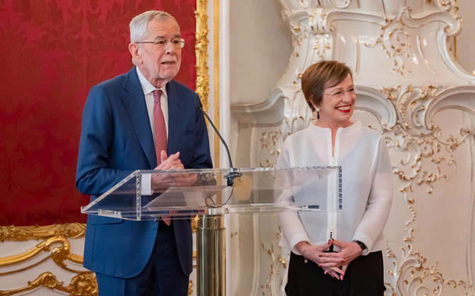 20260421 BP Van der Bellen trifft Oesterreichs ESC-Teilnehmerinnen und Teilnehmer WIEN, OESTERREICH - 21. APRIL: Bundespraesident der Republik Oesterreich Alexander -Sascha- Van der Bellen und ehemalige Geschaeftsfuehrerin des Parlamentsklubs Die Gruenen und Unternehmensberaterin First Lady Doris Maria Schmidauer waehrend des Empfangs Oesterreichs ESC-Teilnehmerinnen und -Teilnehmer aus den vergangenen Jahrzehnten anlaesslich des 70. Eurovision Song Contest vom 12. bis zum 16. Mai 2026 in Wien im Maria Theresien-Zimmer in der Wiener Hofburg am 21. April 2026 in Wien, Oesterreich. 260421_SEPA_17_032 Copyright: xIsabellexOuvrardx SEPAxMedia