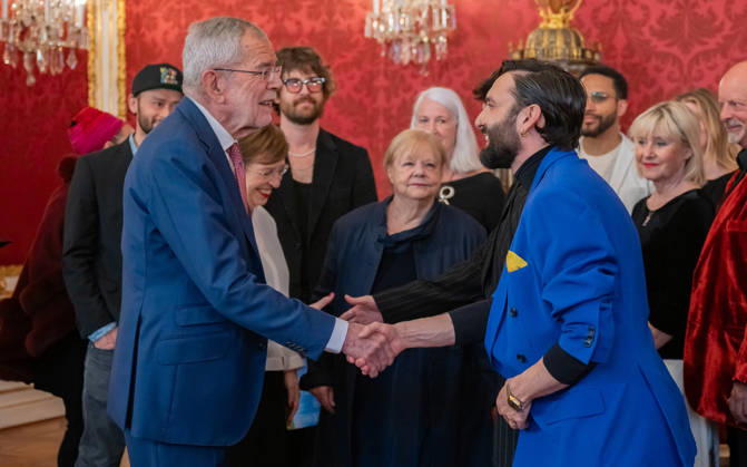 20260421 BP Van der Bellen trifft Oesterreichs ESC-Teilnehmerinnen und Teilnehmer WIEN, OESTERREICH - 21. APRIL: Bundespraesident der Republik Oesterreich Alexander -Sascha- Van der Bellen, ehemalige Geschaeftsfuehrerin des Parlamentsklubs Die Gruenen und Unternehmensberaterin First Lady Doris Maria Schmidauer, Saengerin, Begruenderin des Austropop, Schauspielerin und Eurovision-Song-Contest Teilnehmerin Marianne Mendt, Saenger, Kontertenor und Eurovision-Song-Contest 2025 Gewinner Johannes Pietsch alias JJ und Musiker, Saenger, Schauspieler und Eurovision-Song-Contest 2014 Gewinner Thomas -Tom- Neuwirth alias Conchita Wurst waehrend des Empfangs Oesterreichs ESC-Teilnehmerinnen und -Teilnehmer aus den vergangenen Jahrzehnten anlaesslich de Copyright: xIsabellexOuvrardx SEPAxMedia