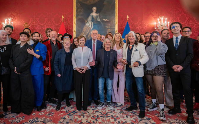 20260421 BP Van der Bellen trifft Oesterreichs ESC-Teilnehmerinnen und Teilnehmer WIEN, OESTERREICH - 21. APRIL: Gruppenbild waehrend des Empfangs Oesterreichs ESC-Teilnehmerinnen und -Teilnehmer aus den vergangenen Jahrzehnten anlaesslich des 70. Eurovision Song Contest vom 12. bis zum 16. Mai 2026 in Wien im Maria Theresien-Zimmer in der Wiener Hofburg am 21. April 2026 in Wien, Oesterreich. 260421_SEPA_17_041 Copyright: xIsabellexOuvrardx SEPAxMedia