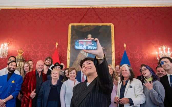 20260421 BP Van der Bellen trifft Oesterreichs ESC-Teilnehmerinnen und Teilnehmer WIEN, OESTERREICH - 21. APRIL: Gruppenbild, Selfie waehrend des Empfangs Oesterreichs ESC-Teilnehmerinnen und -Teilnehmer aus den vergangenen Jahrzehnten anlaesslich des 70. Eurovision Song Contest vom 12. bis zum 16. Mai 2026 in Wien im Maria Theresien-Zimmer in der Wiener Hofburg am 21. April 2026 in Wien, Oesterreich. 260421_SEPA_17_042 Copyright: xIsabellexOuvrardx SEPAxMedia