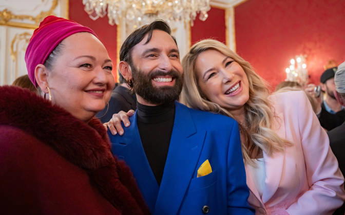 20260421 BP Van der Bellen trifft Oesterreichs ESC-Teilnehmerinnen und Teilnehmer WIEN, OESTERREICH - 21. APRIL: Musikerin, Schauspielerin und Eurovision-Song-Contest Teilnehmerin mit der Soul-Jazz-Pop-Vokal-Trio -The Rounder Girl- Christine -Tini- Kainrath, Musiker, Saenger, Schauspieler und Eurovision-Song-Contest 2014 Gewinner Thomas -Tom- Neuwirth alias Conchita Wurst und Schlagersaengerin, Schauspielerin und Eurovision-Song-Contest Teilnehmerin Simone Stelzer waehrend des Empfangs Oesterreichs ESC-Teilnehmerinnen und -Teilnehmer aus den vergangenen Jahrzehnten anlaesslich des 70. Eurovision Song Contest vom 12. bis zum 16. Mai 2026 in Wien im Maria Theresien-Zimmer in der Wiener Hofburg am 21. April 2026 in Wien, Oesterreich. 260421_SE Copyright: xIsabellexOuvrardx SEPAxMedia
