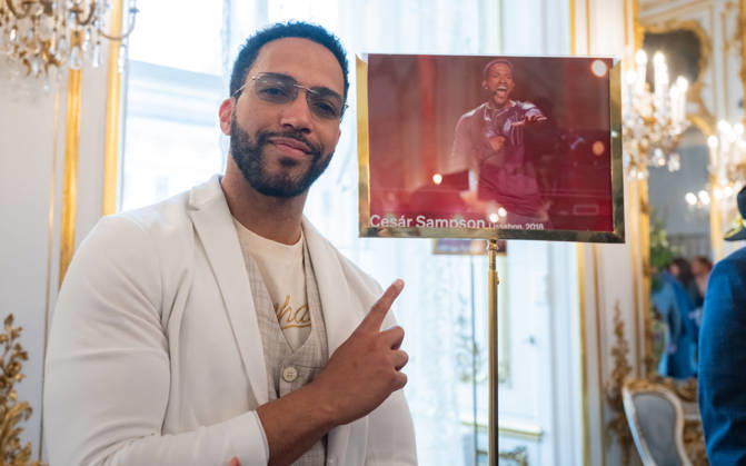 20260421 BP Van der Bellen trifft Oesterreichs ESC-Teilnehmerinnen und Teilnehmer WIEN, OESTERREICH - 21. APRIL: Saenger, Musiker und Eurovision-Song-Contest Teilnehmer Cesar Sampson waehrend des Empfangs Oesterreichs ESC-Teilnehmerinnen und -Teilnehmer aus den vergangenen Jahrzehnten anlaesslich des 70. Eurovision Song Contest vom 12. bis zum 16. Mai 2026 in Wien im Maria Theresien-Zimmer in der Wiener Hofburg am 21. April 2026 in Wien, Oesterreich. 260421_SEPA_17_049 Copyright: xIsabellexOuvrardx SEPAxMedia