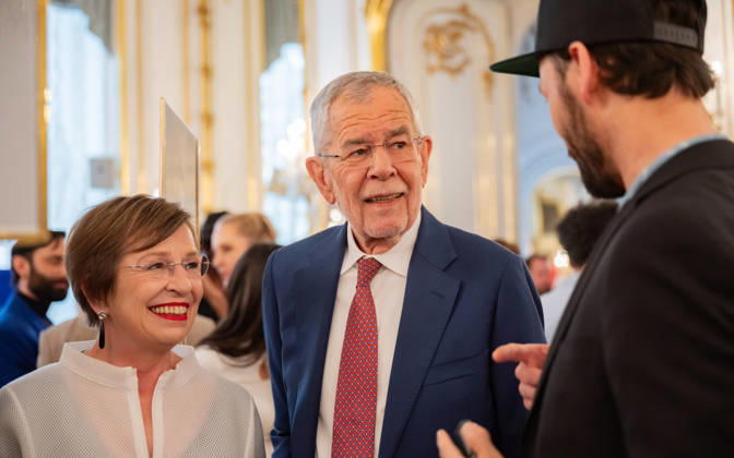 20260421 BP Van der Bellen trifft Oesterreichs ESC-Teilnehmerinnen und Teilnehmer WIEN, OESTERREICH - 21. APRIL: Ehemalige Geschaeftsfuehrerin des Parlamentsklubs Die Gruenen und Unternehmensberaterin First Lady Doris Maria Schmidauer, Bundespraesident der Republik Oesterreich Alexander -Sascha- Van der Bellen und Musiker, Rapper und Eurovision-Song-Contest Teilnehmer mit dem Hip-Hop-Duo -Trackshittaz- Lukas Ploechl waehrend des Empfangs Oesterreichs ESC-Teilnehmerinnen und -Teilnehmer aus den vergangenen Jahrzehnten anlaesslich des 70. Eurovision Song Contest vom 12. bis zum 16. Mai 2026 in Wien im Maria Theresien-Zimmer in der Wiener Hofburg am 21. April 2026 in Wien, Oesterreich. 260421_SEPA_17_053 Copyright: xIsabellexOuvrardx SEPAxMedia