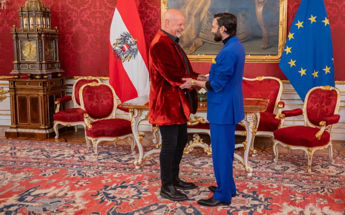 20260421 BP Van der Bellen trifft Oesterreichs ESC-Teilnehmerinnen und Teilnehmer WIEN, OESTERREICH - 21. APRIL: Saenger, Komponist, Musikproduzent und mehrfacher Eurovision-Song-Contest Teilnehmer Gary Lux und Musiker, Saenger, Schauspieler und Eurovision-Song-Contest 2014 Gewinner Thomas -Tom- Neuwirth alias Conchita Wurst waehrend des Empfangs Oesterreichs ESC-Teilnehmerinnen und -Teilnehmer aus den vergangenen Jahrzehnten anlaesslich des 70. Eurovision Song Contest vom 12. bis zum 16. Mai 2026 in Wien im Maria Theresien-Zimmer in der Wiener Hofburg am 21. April 2026 in Wien, Oesterreich. 260421_SEPA_17_017 Copyright: xIsabellexOuvrardx SEPAxMedia