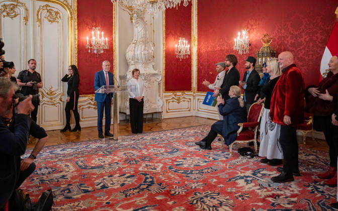 20260421 BP Van der Bellen trifft Oesterreichs ESC-Teilnehmerinnen und Teilnehmer WIEN, OESTERREICH - 21. APRIL: Bundespraesident der Republik Oesterreich Alexander -Sascha- Van der Bellen und ehemalige Geschaeftsfuehrerin des Parlamentsklubs Die Gruenen und Unternehmensberaterin First Lady Doris Maria Schmidauer waehrend des Empfangs Oesterreichs ESC-Teilnehmerinnen und -Teilnehmer aus den vergangenen Jahrzehnten anlaesslich des 70. Eurovision Song Contest vom 12. bis zum 16. Mai 2026 in Wien im Maria Theresien-Zimmer in der Wiener Hofburg am 21. April 2026 in Wien, Oesterreich. 260421_SEPA_17_031 Copyright: xIsabellexOuvrardx SEPAxMedia