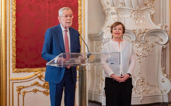 20260421 BP Van der Bellen trifft Oesterreichs ESC-Teilnehmerinnen und Teilnehmer WIEN, OESTERREICH - 21. APRIL: Bundespraesident der Republik Oesterreich Alexander -Sascha- Van der Bellen und ehemalige Geschaeftsfuehrerin des Parlamentsklubs Die Gruenen und Unternehmensberaterin First Lady Doris Maria Schmidauer waehrend des Empfangs Oesterreichs ESC-Teilnehmerinnen und -Teilnehmer aus den vergangenen Jahrzehnten anlaesslich des 70. Eurovision Song Contest vom 12. bis zum 16. Mai 2026 in Wien im Maria Theresien-Zimmer in der Wiener Hofburg am 21. April 2026 in Wien, Oesterreich. 260421_SEPA_17_035 Copyright: xIsabellexOuvrardx SEPAxMedia