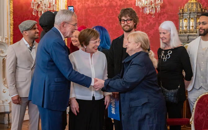 20260421 BP Van der Bellen trifft Oesterreichs ESC-Teilnehmerinnen und Teilnehmer WIEN, OESTERREICH - 21. APRIL: Bundespraesident der Republik Oesterreich Alexander -Sascha- Van der Bellen, ehemalige Geschaeftsfuehrerin des Parlamentsklubs Die Gruenen und Unternehmensberaterin First Lady Doris Maria Schmidauer und Saengerin, Begruenderin des Austropop, Schauspielerin und Eurovision-Song-Contest Teilnehmerin Marianne Mendt waehrend des Empfangs Oesterreichs ESC-Teilnehmerinnen und -Teilnehmer aus den vergangenen Jahrzehnten anlaesslich des 70. Eurovision Song Contest vom 12. bis zum 16. Mai 2026 in Wien im Maria Theresien-Zimmer in der Wiener Hofburg am 21. April 2026 in Wien, Oesterreich. 260421_SEPA_17_036 Copyright: xIsabellexOuvrardx SEPAxMedia