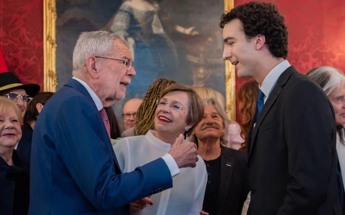 20260421 BP Van der Bellen trifft Oesterreichs ESC-Teilnehmerinnen und Teilnehmer WIEN, OESTERREICH - 21. APRIL: Bundespraesident der Republik Oesterreich Alexander -Sascha- Van der Bellen, ehemalige Geschaeftsfuehrerin des Parlamentsklubs Die Gruenen und Unternehmensberaterin First Lady Doris Maria Schmidauer und Saenger und Kontertenor und Eurovision-Song-Contest 2025 Gewinner Johannes Pietsch alias JJ waehrend des Empfangs Oesterreichs ESC-Teilnehmerinnen und -Teilnehmer aus den vergangenen Jahrzehnten anlaesslich des 70. Eurovision Song Contest vom 12. bis zum 16. Mai 2026 in Wien im Maria Theresien-Zimmer in der Wiener Hofburg am 21. April 2026 in Wien, Oesterreich. 260421_SEPA_17_040 Copyright: xIsabellexOuvrardx SEPAxMedia