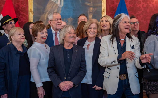 20260421 BP Van der Bellen trifft Oesterreichs ESC-Teilnehmerinnen und Teilnehmer WIEN, OESTERREICH - 21. APRIL: Gruppenbild waehrend des Empfangs Oesterreichs ESC-Teilnehmerinnen und -Teilnehmer aus den vergangenen Jahrzehnten anlaesslich des 70. Eurovision Song Contest vom 12. bis zum 16. Mai 2026 in Wien im Maria Theresien-Zimmer in der Wiener Hofburg am 21. April 2026 in Wien, Oesterreich. 260421_SEPA_17_044 Copyright: xIsabellexOuvrardx SEPAxMedia