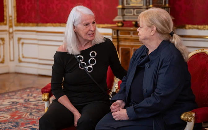 20260421 BP Van der Bellen trifft Oesterreichs ESC-Teilnehmerinnen und Teilnehmer WIEN, OESTERREICH - 21. APRIL: Musikerin und Eurovision-Song-Contest Teilnehmerin mit der Folk-Politrock-Band Beatrix Neundlinger und Saengerin, Begruenderin des Austropop, Schauspielerin und Eurovision-Song-Contest Teilnehmerin Marianne Mendt waehrend des Empfangs Oesterreichs ESC-Teilnehmerinnen und -Teilnehmer aus den vergangenen Jahrzehnten anlaesslich des 70. Eurovision Song Contest vom 12. bis zum 16. Mai 2026 in Wien im Maria Theresien-Zimmer in der Wiener Hofburg am 21. April 2026 in Wien, Oesterreich. 260421_SEPA_17_024 Copyright: xIsabellexOuvrardx SEPAxMedia