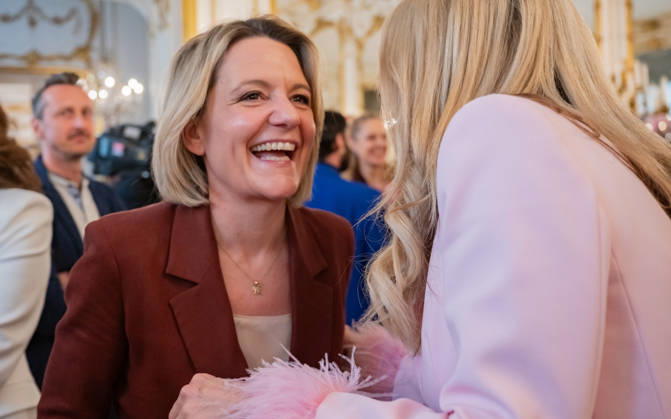 20260421 BP Van der Bellen trifft Oesterreichs ESC-Teilnehmerinnen und Teilnehmer WIEN, OESTERREICH - 21. APRIL: ORF Fernseh-Programmdirektorin Stefanie Groiss-Horowitz und Schlagersaengerin, Schauspielerin und Eurovision-Song-Contest Teilnehmerin Simone Stelzer waehrend des Empfangs Oesterreichs ESC-Teilnehmerinnen und -Teilnehmer aus den vergangenen Jahrzehnten anlaesslich des 70. Eurovision Song Contest vom 12. bis zum 16. Mai 2026 in Wien im Maria Theresien-Zimmer in der Wiener Hofburg am 21. April 2026 in Wien, Oesterreich. 260421_SEPA_17_054 Copyright: xIsabellexOuvrardx SEPAxMedia
