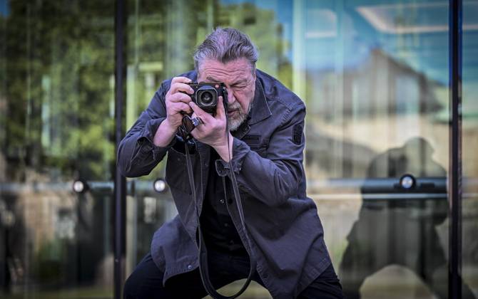 Gespräch mit Armin Rohde in der Lichtburg über seine Leidenschaft für Fotografie und eine Ausstellung auf Zollverein über Migranten, die die Brost-Stiftung ausrichtet. ** NUR FÜR REDAKTIONELLE ZWECKE ** EDITORIAL USE ONLY **<p>Schauspieler und Fotograf: Armin Rohde in Fotografenpositur vor der VHS am Burgplatz mit seiner Leica am Dienstag, dem 21. April 2026. Gespräch mit Armin Rohde in der Lichtburg über seine Leidenschaft für Fotografie und eine Ausstellung auf Zollverein über Migranten, die die Brost-Stiftung ausrichtet. Deutschland NRW Essen Copyright: KerstinxKokoska