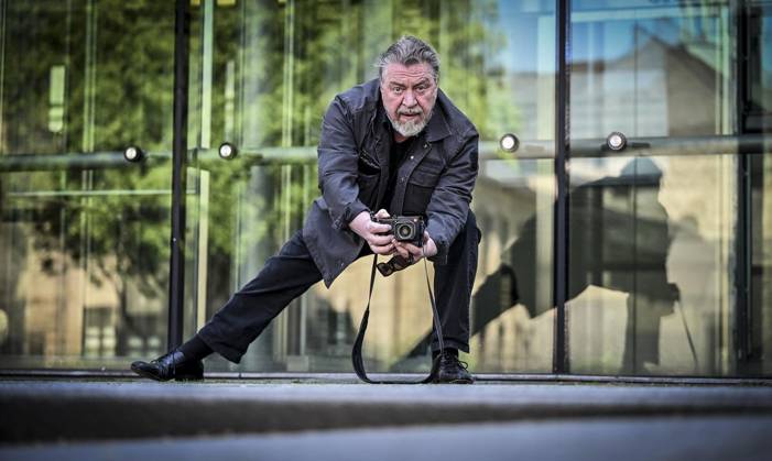 Gespräch mit Armin Rohde in der Lichtburg über seine Leidenschaft für Fotografie und eine Ausstellung auf Zollverein über Migranten, die die Brost-Stiftung ausrichtet. ** NUR FÜR REDAKTIONELLE ZWECKE ** EDITORIAL USE ONLY **<p>Schauspieler und Fotograf: Armin Rohde in Fotografenpositur vor der VHS am Burgplatz mit seiner Leica am Dienstag, dem 21. April 2026. Gespräch mit Armin Rohde in der Lichtburg über seine Leidenschaft für Fotografie und eine Ausstellung auf Zollverein über Migranten, die die Brost-Stiftung ausrichtet. Deutschland NRW Essen Copyright: KerstinxKokoska