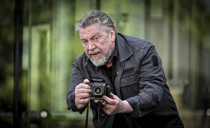 Gespräch mit Armin Rohde in der Lichtburg über seine Leidenschaft für Fotografie und eine Ausstellung auf Zollverein über Migranten, die die Brost-Stiftung ausrichtet. ** NUR FÜR REDAKTIONELLE ZWECKE ** EDITORIAL USE ONLY **<p>Schauspieler und Fotograf: Armin Rohde in Fotografenpositur vor der VHS am Burgplatz mit seiner Leica am Dienstag, dem 21. April 2026. Gespräch mit Armin Rohde in der Lichtburg über seine Leidenschaft für Fotografie und eine Ausstellung auf Zollverein über Migranten, die die Brost-Stiftung ausrichtet. Deutschland NRW Essen Copyright: KerstinxKokoska