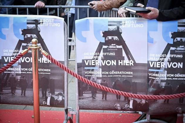 Premiere des Dokumentarfilms Vier von hier In Anwesenheit von Dietmar Bär, Joachim Krol, Peter Lohmeyer, Armin Rohde und Regisseur Christph Rüter in der Lichtburg Essen ** NUR FÜR REDAKTIONELLE ZWECKE ** EDITORIAL USE ONLY **<p>Kinoplakate von dem Film Vier von hier am Dienstag, dem 17. März 2026. Premiere des Dokumentarfilms Vier von hier In Anwesenheit von Dietmar Bär, Joachim Krol, Peter Lohmeyer und Armin Rohde. Schauspieler auf dem roten Teppich vor der Lichtburg Deutschland NRW Essen Copyright: KerstinxKokoska