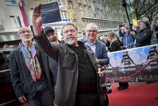 Premiere des Dokumentarfilms Vier von hier In Anwesenheit von Dietmar Bär, Joachim Krol, Peter Lohmeyer, Armin Rohde und Regisseur Christph Rüter in der Lichtburg Essen ** NUR FÜR REDAKTIONELLE ZWECKE ** EDITORIAL USE ONLY **<p>Die Schauspieler : Peter Lohmeyer,Dietmar Bär, Armin Rohde und Joachim Krol, von links, auf dem roten Teppich der Lichtburg am Dienstag, dem 17. März 2026. Premiere des Dokumentarfilms Vier von hier In Anwesenheit von Dietmar Bär, Joachim Krol, Peter Lohmeyer und Armin Rohde. Schauspieler auf dem roten Teppich vor der Lichtburg Deutschland NRW Essen Copyright: KerstinxKokoska