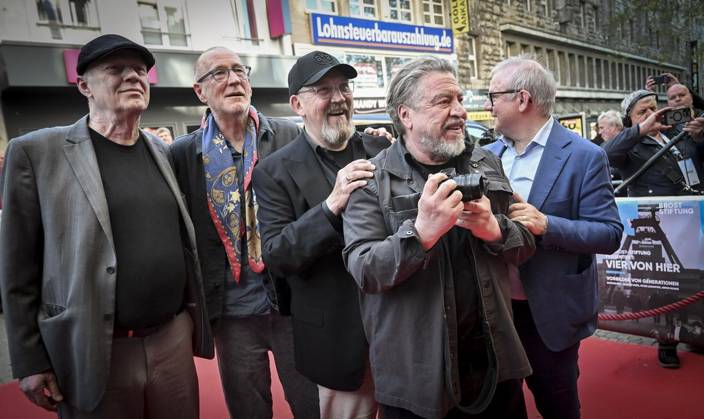 Premiere des Dokumentarfilms Vier von hier In Anwesenheit von Dietmar Bär, Joachim Krol, Peter Lohmeyer, Armin Rohde und Regisseur Christph Rüter in der Lichtburg Essen ** NUR FÜR REDAKTIONELLE ZWECKE ** EDITORIAL USE ONLY **<p>Regisseur Christoph Rüter, die Schauspieler : Peter Lohmeyer,Dietmar Bär, Armin Rohde und Joachim Krol, von links, auf dem roten Teppich der Lichtburgam Dienstag, dem 17. März 2026. Premiere des Dokumentarfilms Vier von hier In Anwesenheit von Dietmar Bär, Joachim Krol, Peter Lohmeyer und Armin Rohde. Schauspieler auf dem roten Teppich vor der Lichtburg Deutschland NRW Essen Copyright: KerstinxKokoska