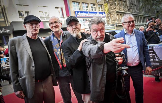 Premiere des Dokumentarfilms Vier von hier In Anwesenheit von Dietmar Bär, Joachim Krol, Peter Lohmeyer, Armin Rohde und Regisseur Christph Rüter in der Lichtburg Essen ** NUR FÜR REDAKTIONELLE ZWECKE ** EDITORIAL USE ONLY **<p>Regisseur Christoph Rüter, die Schauspieler : Peter Lohmeyer,Dietmar Bär, Armin Rohde und Joachim Krol, von links, auf dem roten Teppich der Lichtburgam Dienstag, dem 17. März 2026. Premiere des Dokumentarfilms Vier von hier In Anwesenheit von Dietmar Bär, Joachim Krol, Peter Lohmeyer und Armin Rohde. Schauspieler auf dem roten Teppich vor der Lichtburg Deutschland NRW Essen Copyright: KerstinxKokoska