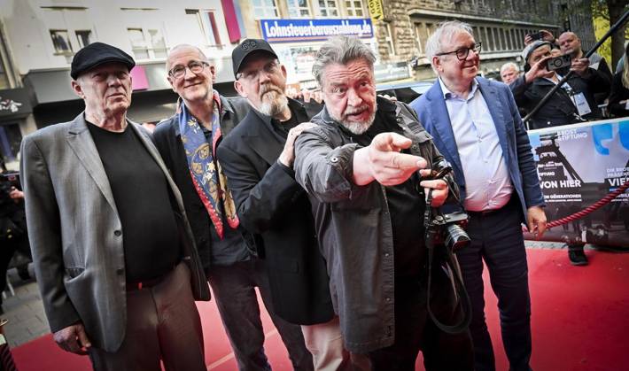 Premiere des Dokumentarfilms Vier von hier In Anwesenheit von Dietmar Bär, Joachim Krol, Peter Lohmeyer, Armin Rohde und Regisseur Christph Rüter in der Lichtburg Essen ** NUR FÜR REDAKTIONELLE ZWECKE ** EDITORIAL USE ONLY **<p>Regisseur Christoph Rüter, die Schauspieler : Peter Lohmeyer,Dietmar Bär, Armin Rohde und Joachim Krol, von links, auf dem roten Teppich der Lichtburgam Dienstag, dem 17. März 2026. Premiere des Dokumentarfilms Vier von hier In Anwesenheit von Dietmar Bär, Joachim Krol, Peter Lohmeyer und Armin Rohde. Schauspieler auf dem roten Teppich vor der Lichtburg Deutschland NRW Essen Copyright: KerstinxKokoska