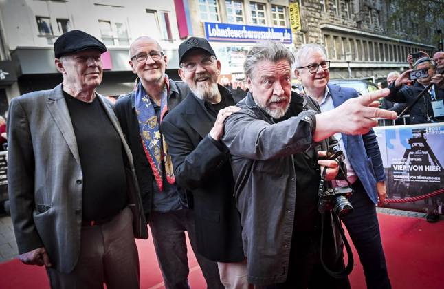 Premiere des Dokumentarfilms Vier von hier In Anwesenheit von Dietmar Bär, Joachim Krol, Peter Lohmeyer, Armin Rohde und Regisseur Christph Rüter in der Lichtburg Essen ** NUR FÜR REDAKTIONELLE ZWECKE ** EDITORIAL USE ONLY **<p>Regisseur Christoph Rüter, die Schauspieler : Peter Lohmeyer,Dietmar Bär, Armin Rohde und Joachim Krol, von links, auf dem roten Teppich der Lichtburgam Dienstag, dem 17. März 2026. Premiere des Dokumentarfilms Vier von hier In Anwesenheit von Dietmar Bär, Joachim Krol, Peter Lohmeyer und Armin Rohde. Schauspieler auf dem roten Teppich vor der Lichtburg Deutschland NRW Essen Copyright: KerstinxKokoska