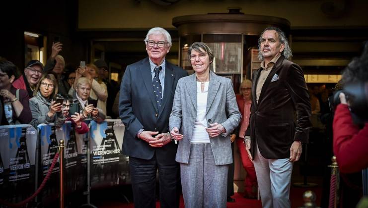 Premiere des Dokumentarfilms Vier von hier In Anwesenheit von Dietmar Bär, Joachim Krol, Peter Lohmeyer, Armin Rohde und Regisseur Christph Rüter in der Lichtburg Essen ** NUR FÜR REDAKTIONELLE ZWECKE ** EDITORIAL USE ONLY **<p>Bodo Hombach, Vorsitzender der Brost-Stiftung, Moderatorin Bettina Böttinger und Boris Berger, stell. Vorsitzender der Brost-Stiftung, von links am Dienstag, dem 17. März 2026. Premiere des Dokumentarfilms Vier von hier In Anwesenheit von Dietmar Bär, Joachim Krol, Peter Lohmeyer und Armin Rohde. Schauspieler auf dem roten Teppich vor der Lichtburg Deutschland NRW Essen Copyright: KerstinxKokoska