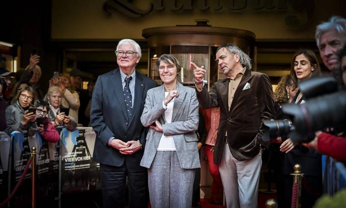 Premiere des Dokumentarfilms Vier von hier In Anwesenheit von Dietmar Bär, Joachim Krol, Peter Lohmeyer, Armin Rohde und Regisseur Christph Rüter in der Lichtburg Essen ** NUR FÜR REDAKTIONELLE ZWECKE ** EDITORIAL USE ONLY **<p>Bodo Hombach, Vorsitzender der Brost-Stiftung, Moderatorin Bettina Böttinger und Boris Berger, stell. Vorsitzender der Brost-Stiftung, von links am Dienstag, dem 17. März 2026. Premiere des Dokumentarfilms Vier von hier In Anwesenheit von Dietmar Bär, Joachim Krol, Peter Lohmeyer und Armin Rohde. Schauspieler auf dem roten Teppich vor der Lichtburg Deutschland NRW Essen Copyright: KerstinxKokoska