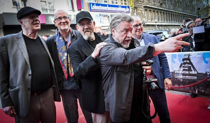 Premiere des Dokumentarfilms Vier von hier In Anwesenheit von Dietmar Bär, Joachim Krol, Peter Lohmeyer, Armin Rohde und Regisseur Christph Rüter in der Lichtburg Essen ** NUR FÜR REDAKTIONELLE ZWECKE ** EDITORIAL USE ONLY **<p>Regisseur Christoph Rüter, die Schauspieler : Peter Lohmeyer,Dietmar Bär, Armin Rohde und Joachim Krol, von links, auf dem roten Teppich der Lichtburgam Dienstag, dem 17. März 2026. Premiere des Dokumentarfilms Vier von hier In Anwesenheit von Dietmar Bär, Joachim Krol, Peter Lohmeyer und Armin Rohde. Schauspieler auf dem roten Teppich vor der Lichtburg Deutschland NRW Essen Copyright: KerstinxKokoska