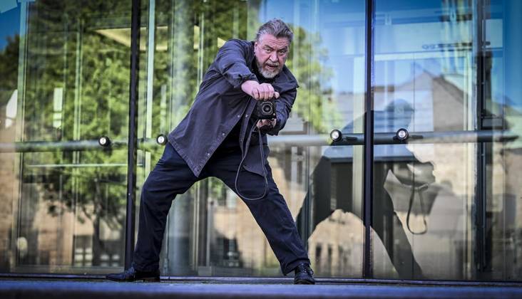Gespräch mit Armin Rohde in der Lichtburg über seine Leidenschaft für Fotografie und eine Ausstellung auf Zollverein über Migranten, die die Brost-Stiftung ausrichtet. ** NUR FÜR REDAKTIONELLE ZWECKE ** EDITORIAL USE ONLY **<p>Schauspieler und Fotograf: Armin Rohde in Fotografenpositur vor der VHS am Burgplatz mit seiner Leica am Dienstag, dem 21. April 2026. Gespräch mit Armin Rohde in der Lichtburg über seine Leidenschaft für Fotografie und eine Ausstellung auf Zollverein über Migranten, die die Brost-Stiftung ausrichtet. Deutschland NRW Essen Copyright: KerstinxKokoska
