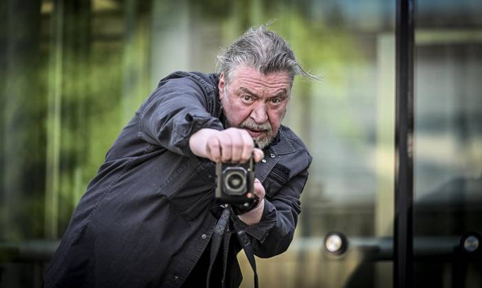 Gespräch mit Armin Rohde in der Lichtburg über seine Leidenschaft für Fotografie und eine Ausstellung auf Zollverein über Migranten, die die Brost-Stiftung ausrichtet. ** NUR FÜR REDAKTIONELLE ZWECKE ** EDITORIAL USE ONLY **<p>Schauspieler und Fotograf: Armin Rohde in Fotografenpositur vor der VHS am Burgplatz mit seiner Leica am Dienstag, dem 21. April 2026. Gespräch mit Armin Rohde in der Lichtburg über seine Leidenschaft für Fotografie und eine Ausstellung auf Zollverein über Migranten, die die Brost-Stiftung ausrichtet. Deutschland NRW Essen Copyright: KerstinxKokoska