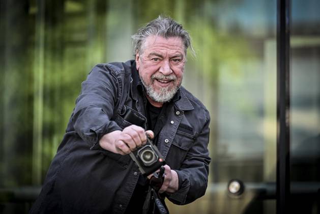 Gespräch mit Armin Rohde in der Lichtburg über seine Leidenschaft für Fotografie und eine Ausstellung auf Zollverein über Migranten, die die Brost-Stiftung ausrichtet. ** NUR FÜR REDAKTIONELLE ZWECKE ** EDITORIAL USE ONLY **<p>Schauspieler und Fotograf: Armin Rohde in Fotografenpositur vor der VHS am Burgplatz mit seiner Leica am Dienstag, dem 21. April 2026. Gespräch mit Armin Rohde in der Lichtburg über seine Leidenschaft für Fotografie und eine Ausstellung auf Zollverein über Migranten, die die Brost-Stiftung ausrichtet. Deutschland NRW Essen Copyright: KerstinxKokoska
