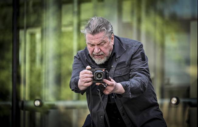 Gespräch mit Armin Rohde in der Lichtburg über seine Leidenschaft für Fotografie und eine Ausstellung auf Zollverein über Migranten, die die Brost-Stiftung ausrichtet. ** NUR FÜR REDAKTIONELLE ZWECKE ** EDITORIAL USE ONLY **<p>Schauspieler und Fotograf: Armin Rohde in Fotografenpositur vor der VHS am Burgplatz mit seiner Leica am Dienstag, dem 21. April 2026. Gespräch mit Armin Rohde in der Lichtburg über seine Leidenschaft für Fotografie und eine Ausstellung auf Zollverein über Migranten, die die Brost-Stiftung ausrichtet. Deutschland NRW Essen Copyright: KerstinxKokoska